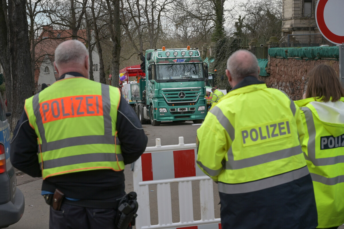 Nach schrecklichem Unfall bei Rosenmontags Umzug in Halle 21