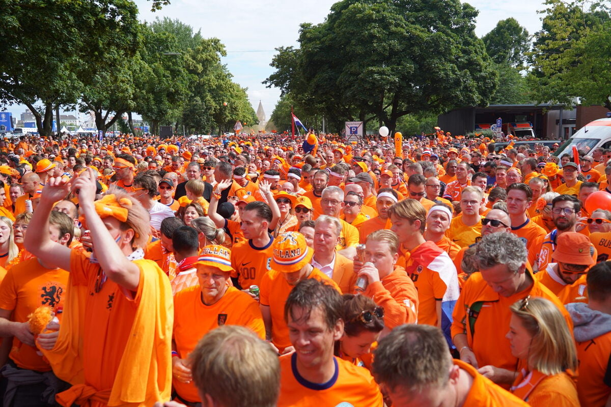 Hamburg leuchtet orange! 13.000 Fans marschieren durch die Stadt