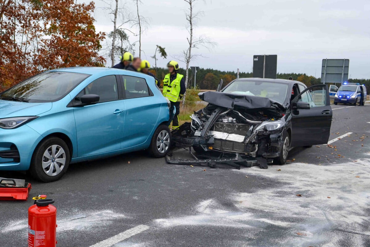 Wildwechsel auf der B96: Renault und Mercedes kollidieren - Vier Verletzte, zwei schwer
