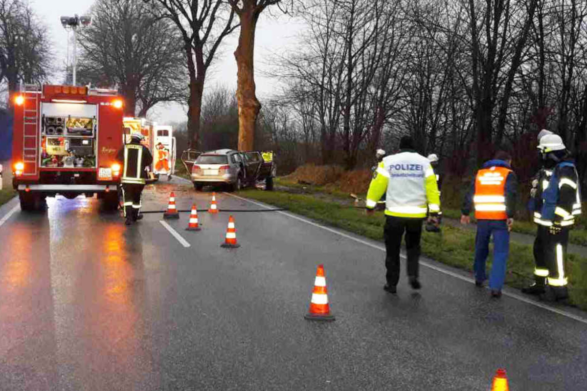 Todlicher Unfall Auf Bundesstrasse Auto Kracht Gegen Baum Tag24