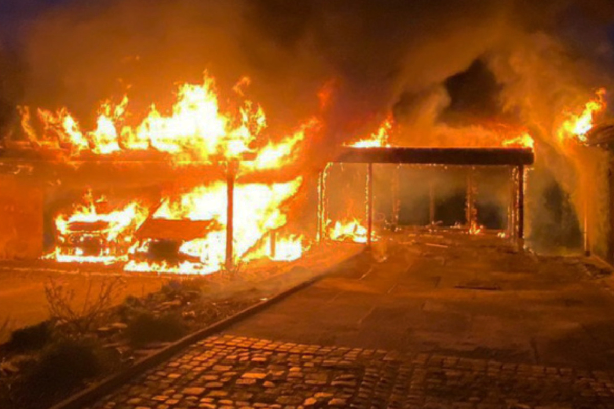 Großeinsatz in Chemnitz: Carport steht in Flammen