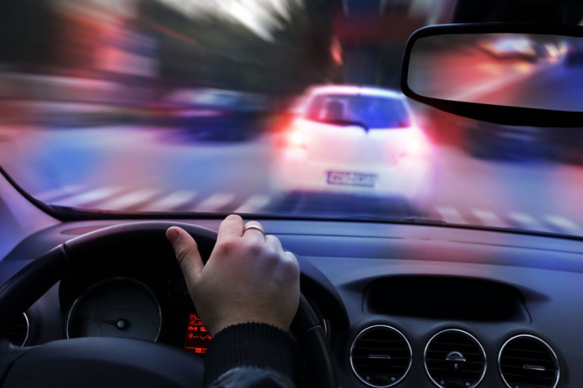 Mit bis zu 230 Sachen: Autofahrer ohne Führerschein flüchtet 45 Kilometer weit vor Polizei