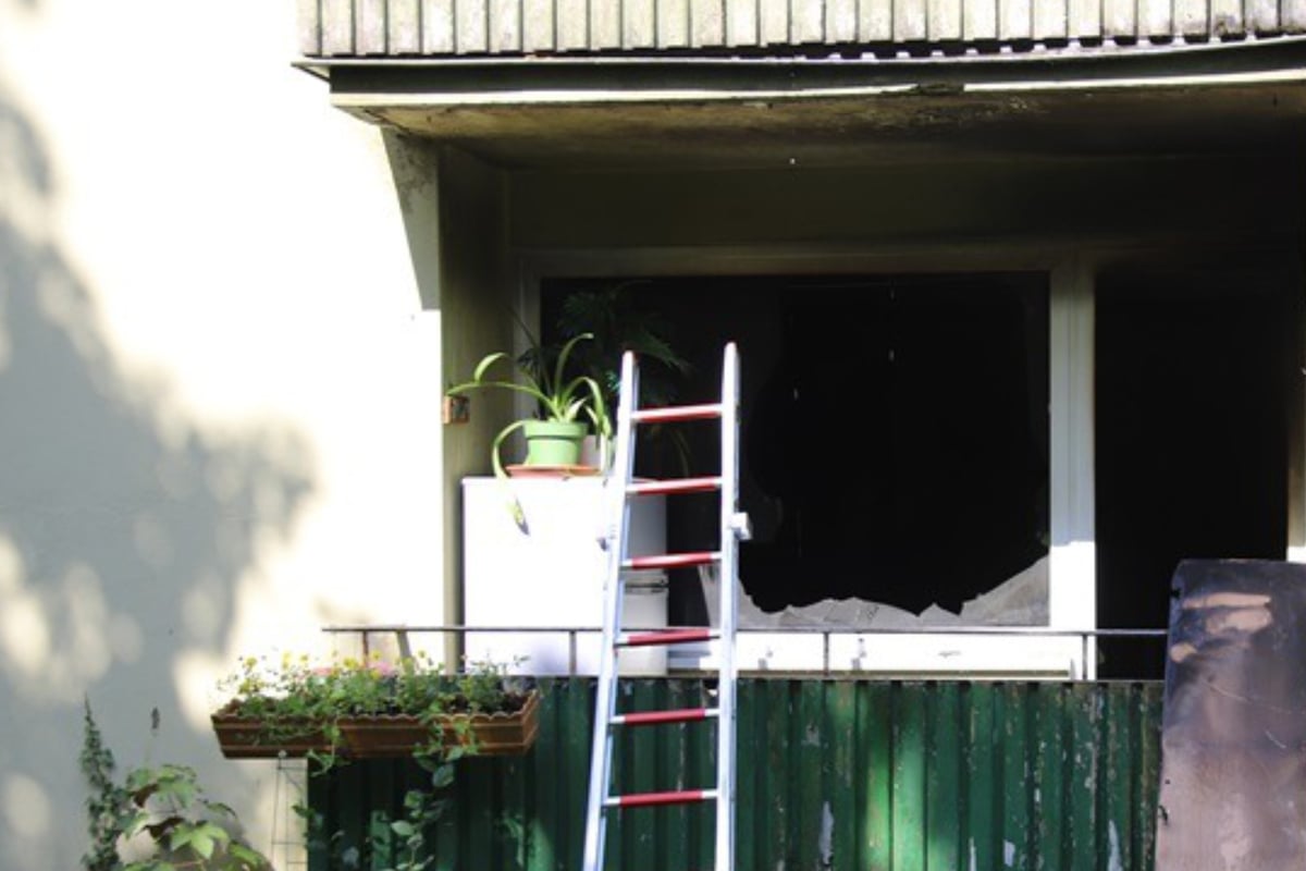 Flammen schlagen über Balkon: Wohnung durch Feuer komplett zerstört