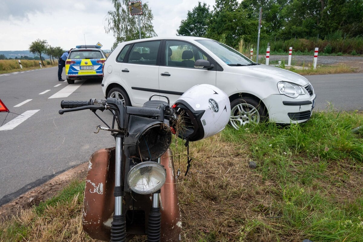 Vorfahrtscrash-in-Mittelsachsen-Mopedfahrer-schwer-verletzt