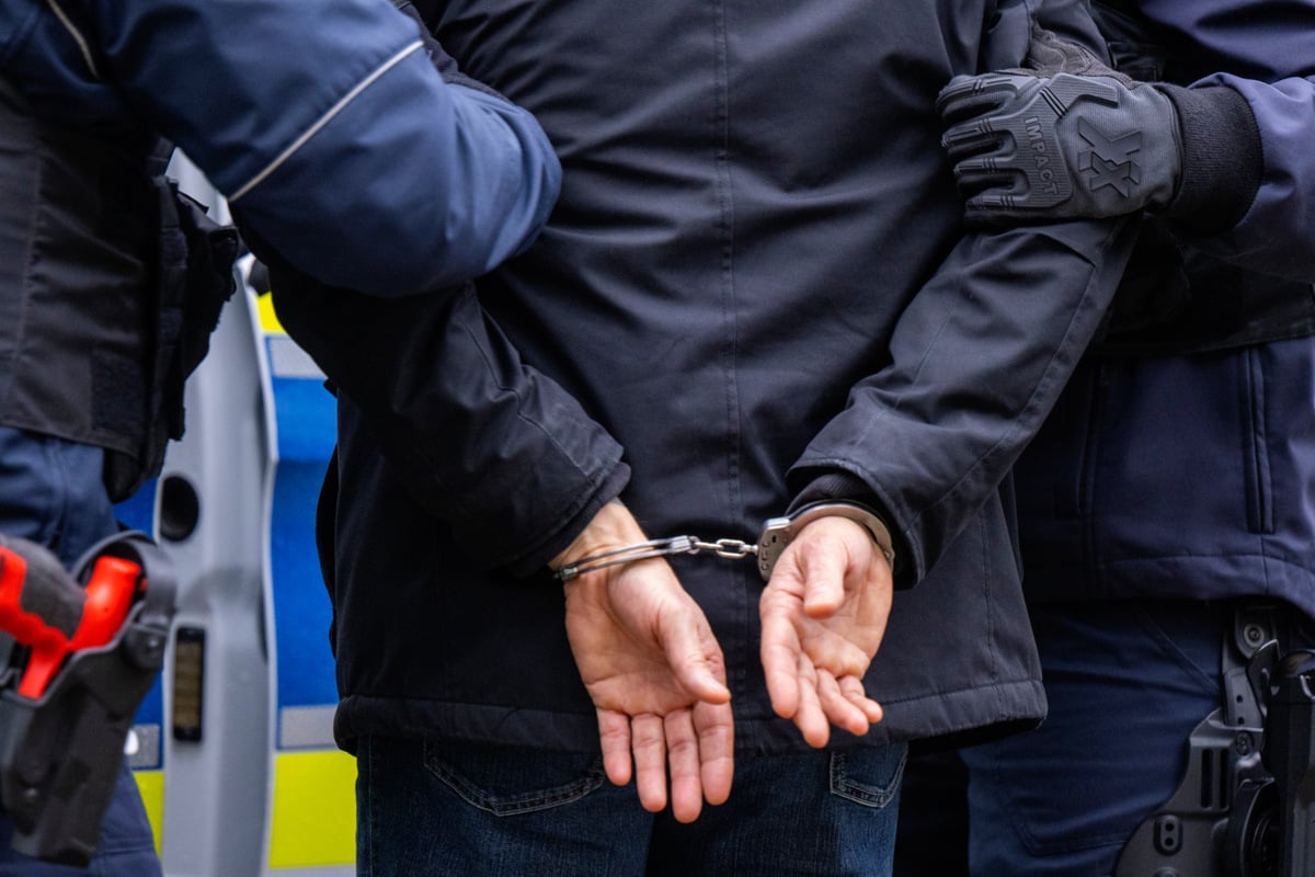 Polizei schnappt Kölner Dealer: Drogen, Waffen und Falschgeld sichergestellt