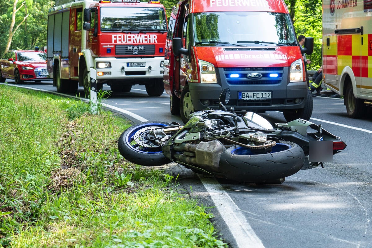 Horror-Unfall fordert Todesopfer: Superbike-Fahrer stürzt und wird von Auto erfasst