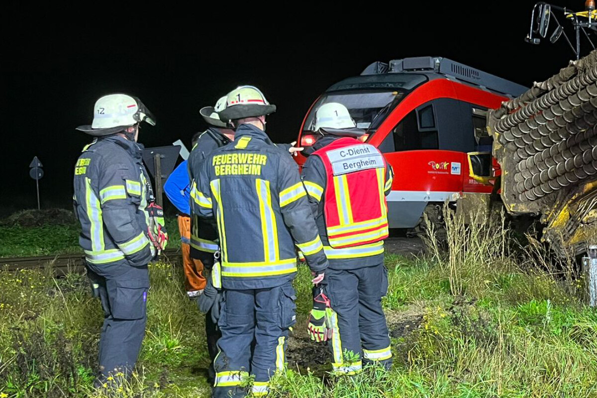 Zug-Unfall bei Köln: Regionalbahn kracht in Ernte-Fahrzeug
