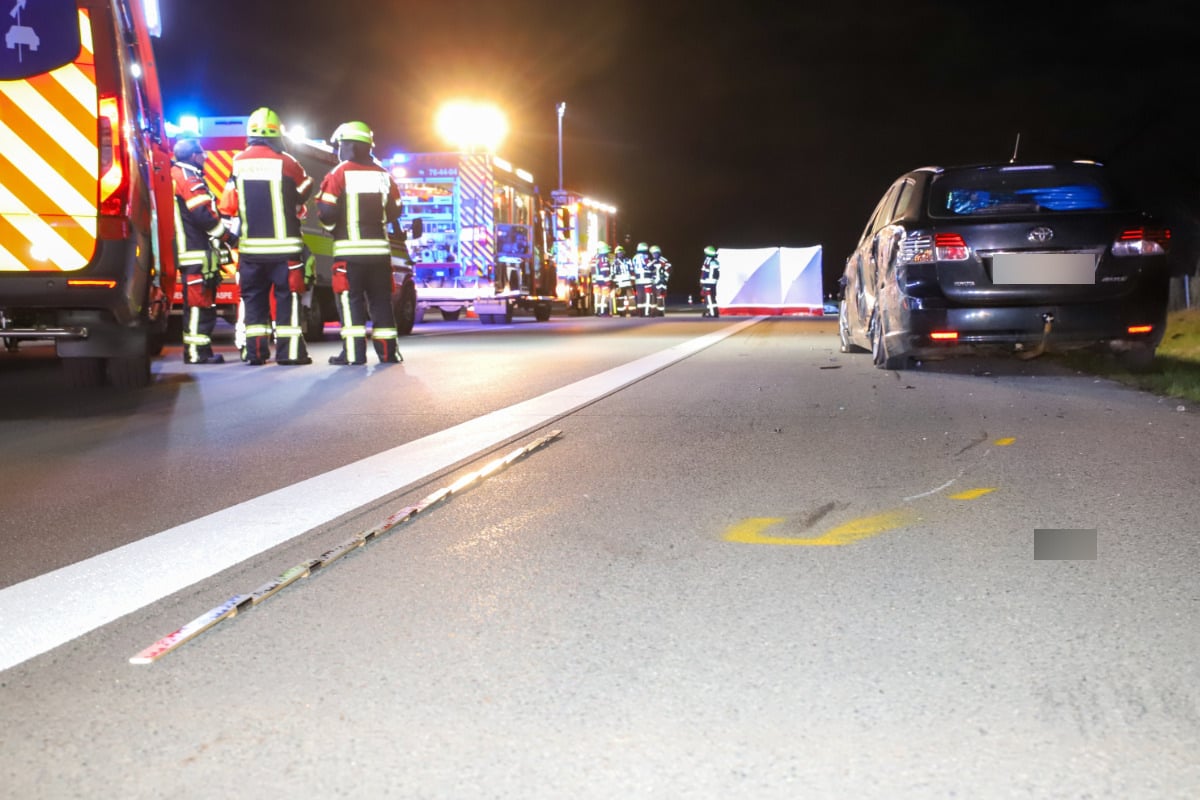 Tödlicher Unfall auf der A7! Auto geht der Sprit aus, Fahrer wird von Lastwagen erfasst