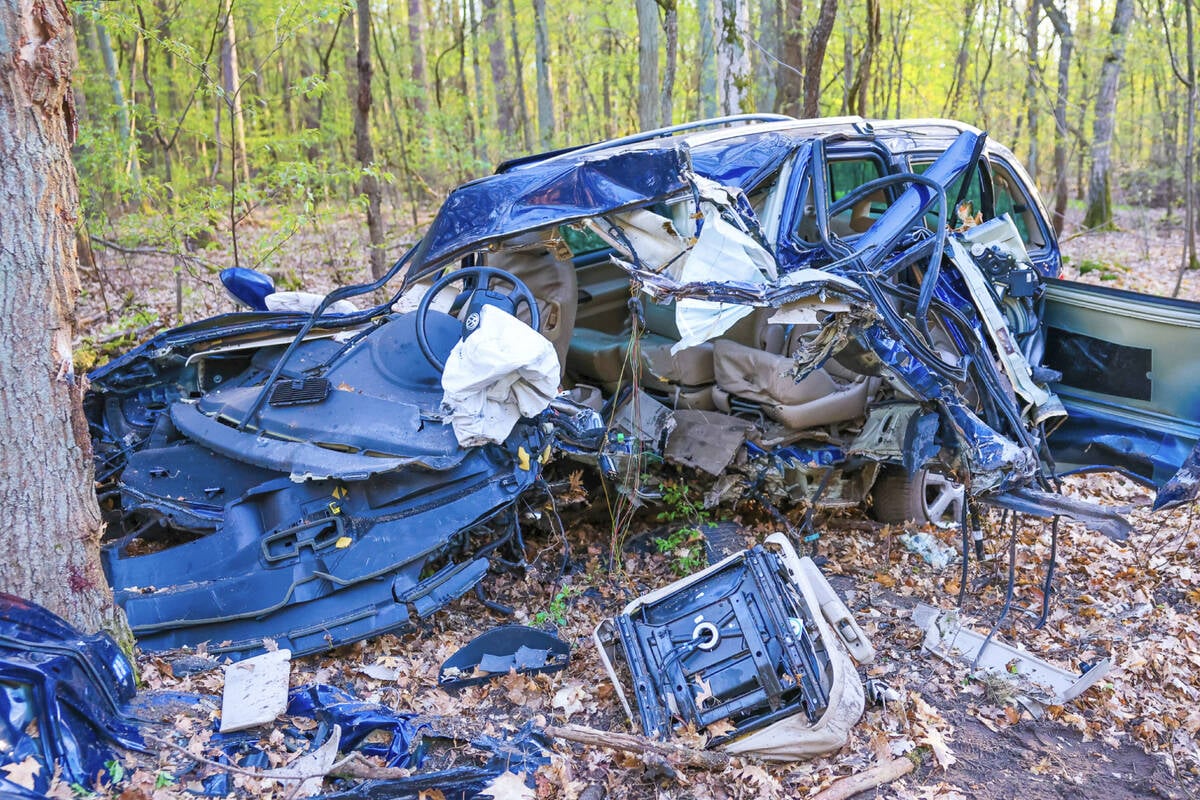 Tödlicher Unfall: Auto nach Baumcrash 
