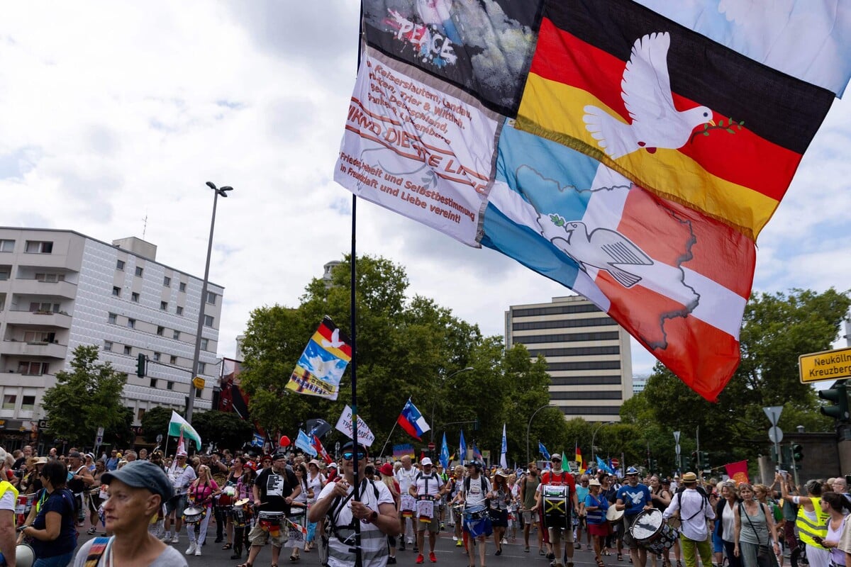 Mehrere tausend Menschen ziehen mit "Querdenker"-Demo durch Berlin