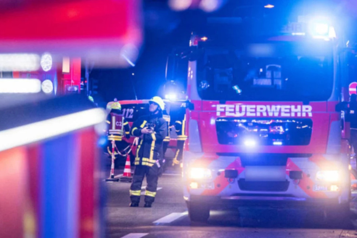 Feuer am Westring: Mehrfamilienhaus brennt an mehreren Stellen