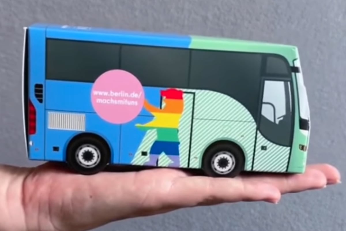 Karrierebus der JVA auf lesbisch-schwulem Stadtfest wartet auf Euch