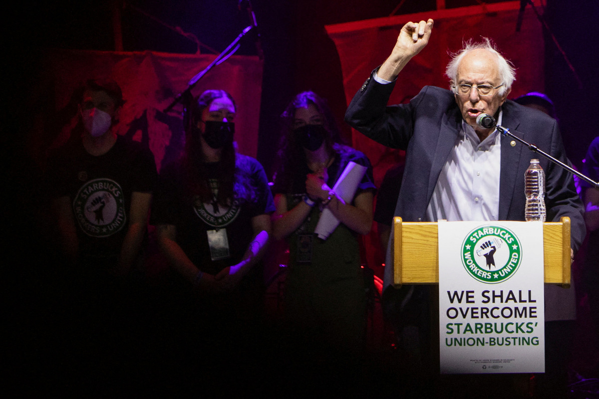 Bernie Sanders rallies behind unionizing Amazon and Starbucks workers | TAG24