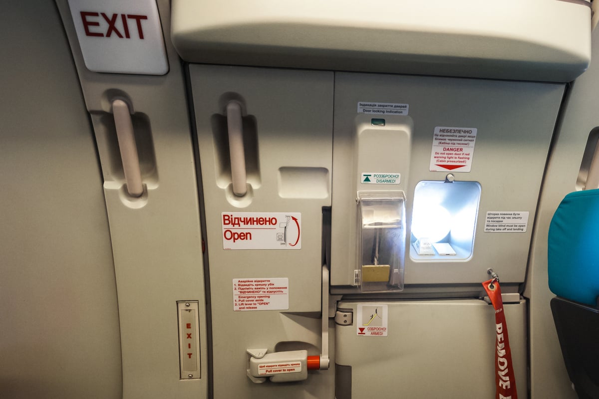 Passagier-au-er-Kontrolle-Halb-nackter-Mann-droht-aus-Flugzeug-zu-springen