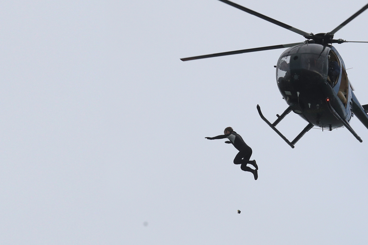 Mann springt ohne Fallschirm aus Helikopter, Weltrekordversuch geht
