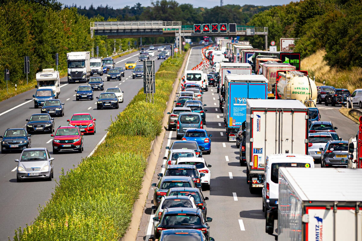 Stau Vor Weihnachten: ADAC Warnt In Sachsen-Anhalt Vor Viel Verkehr