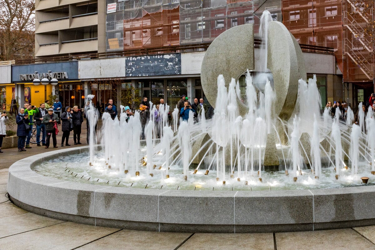 Fu-g-ngerin-st-t-mit-M-llauto-zusammen-Zeugen-nach-Unfall-in-Dresdner-Neustadt-gesucht