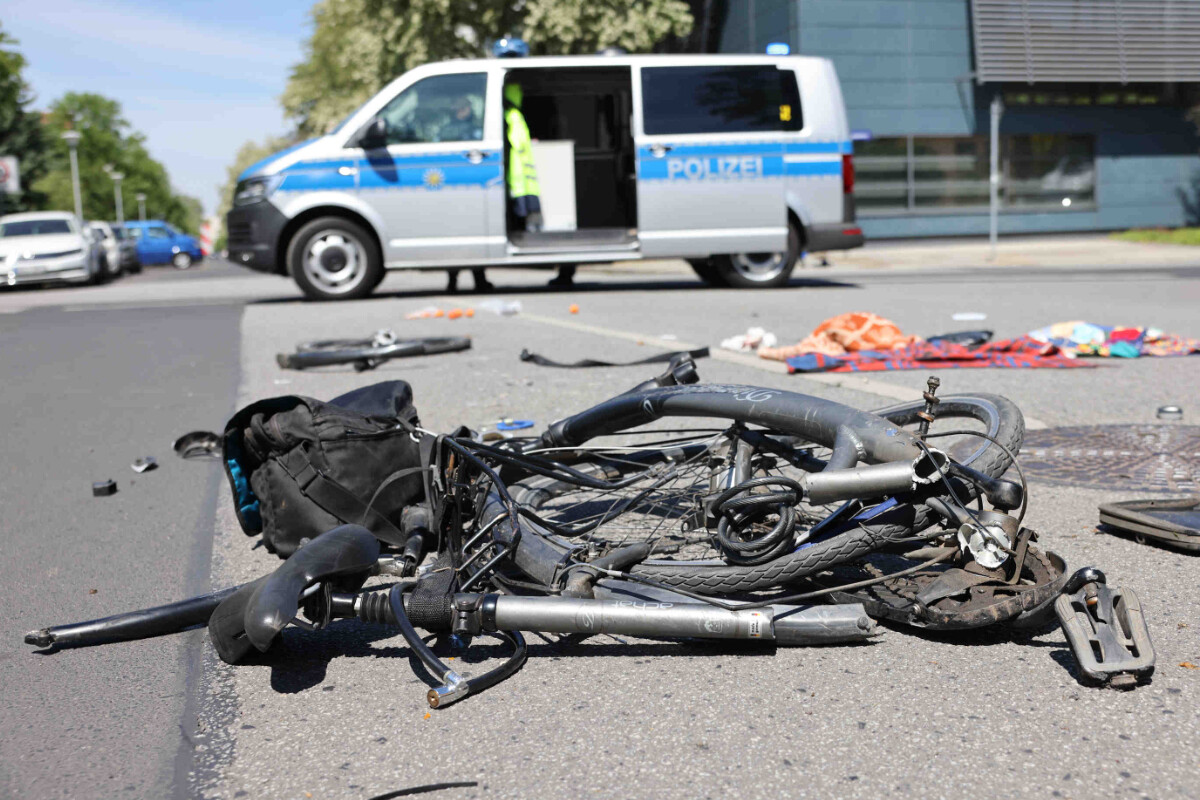 Schlimmer FahrradUnfall in Dresden mit Lkw Rad komplett