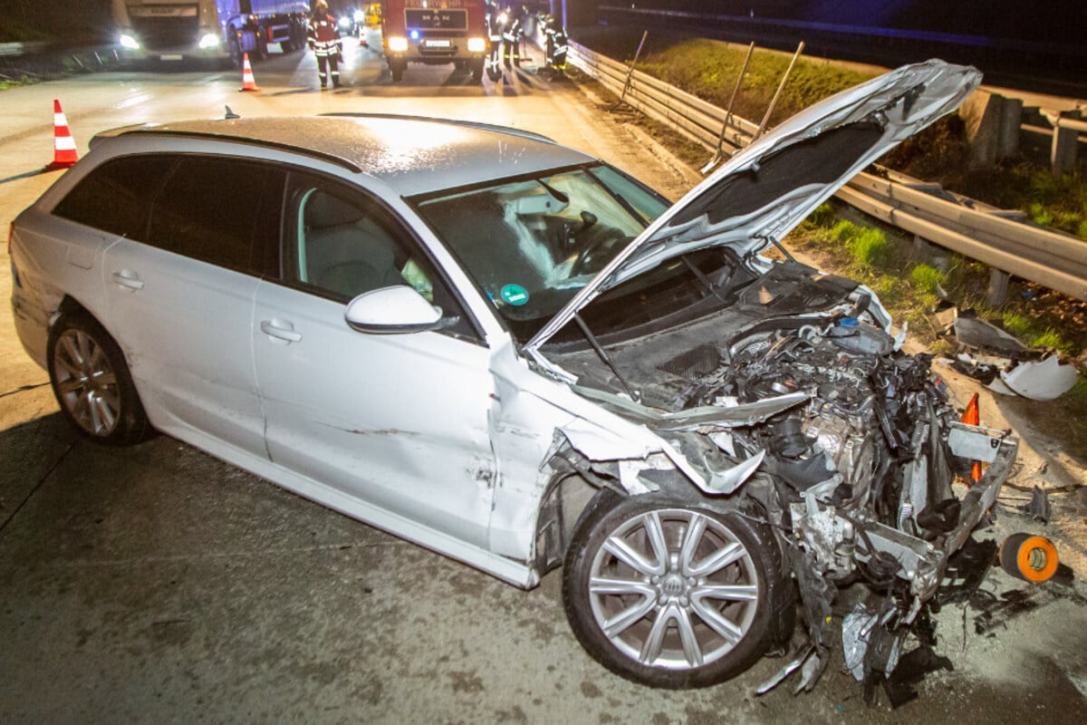 Unfall auf A72: Audi kracht in Leitplanke, Autobahn gesperrt