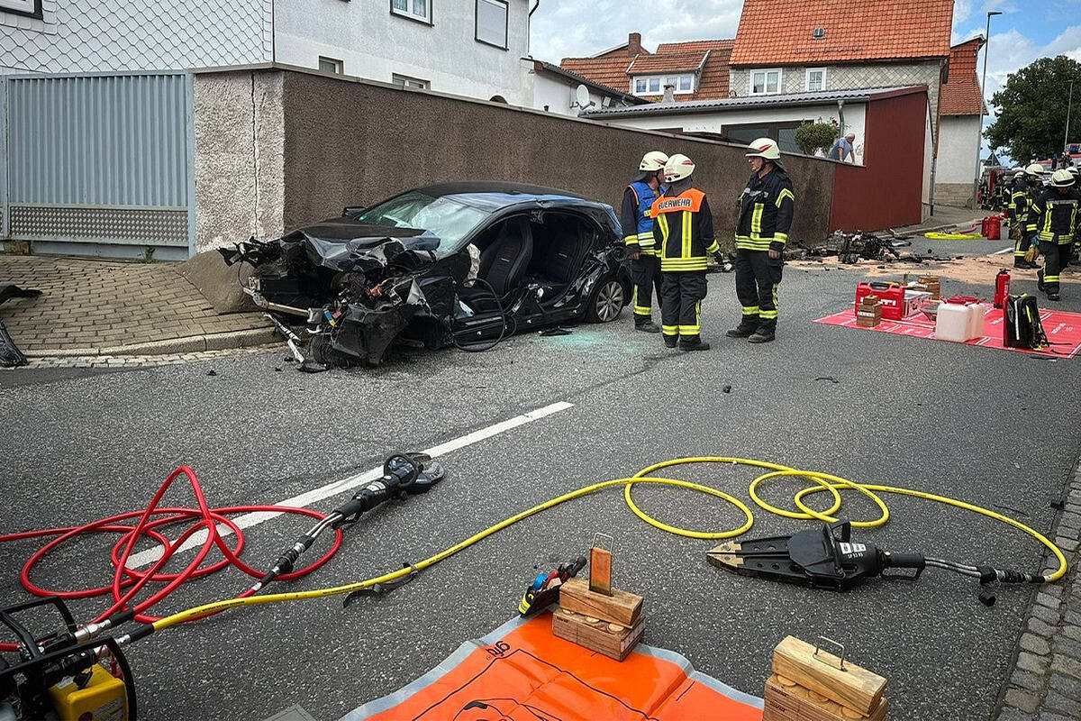 Gegen Hauswand gekracht: 50-Jährige schrottet Mercedes, 75.000 Euro Schaden