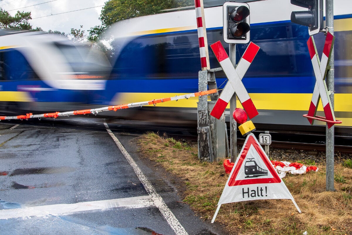 38-jähriger Mann An Bahnübergang Von Zug Erfasst Und Getötet