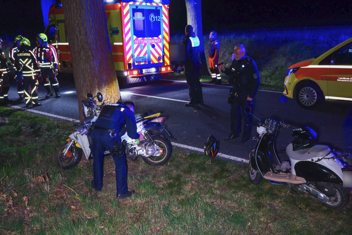 Moped-Fahrer gibt den Daumen nach oben, dann kracht er gegen einen Baum