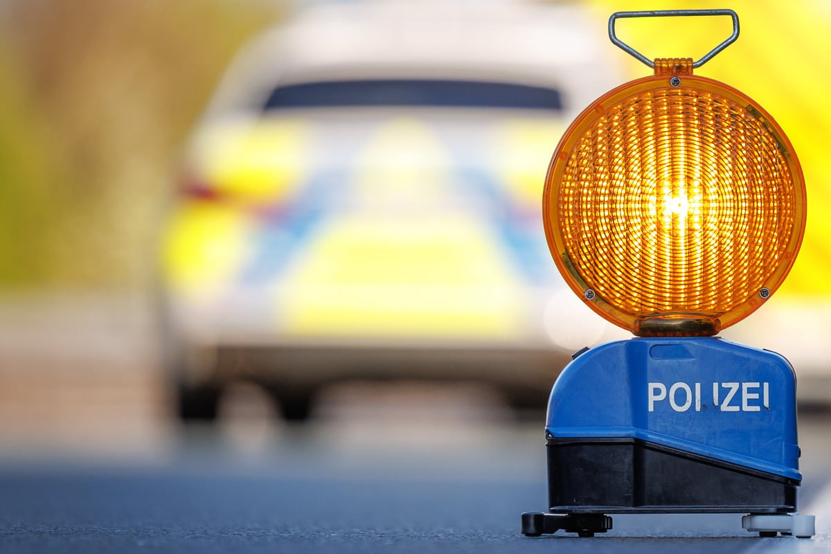 B1-zwischen-Genthin-und-Burg-teilweise-gesperrt-25-J-hriger-kracht-mit-Auto-gegen-Baum