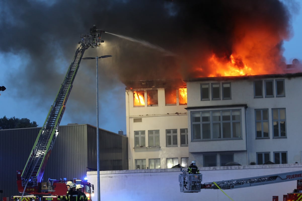 Heftiger Brand in Verlagsgebäude: Großaufgebot kämpft gegen die Flammen