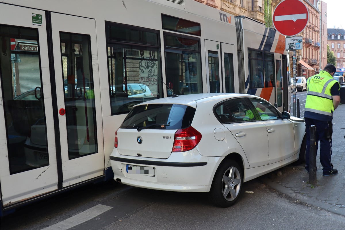 BMW kracht in Straßenbahn in Mannheim