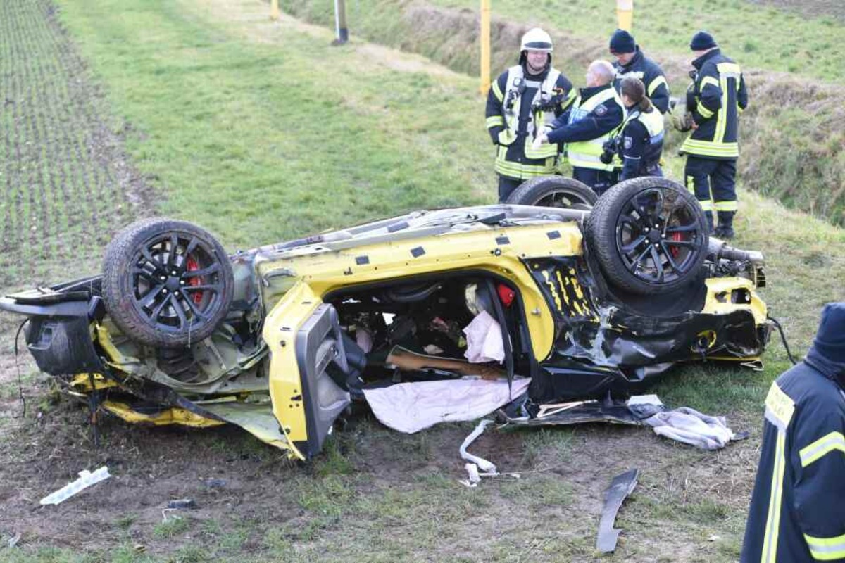 Chevrolet überschlägt sich bei Unfall auf A4: Mann stirbt vor Ort,  schwangere Frau gerettet