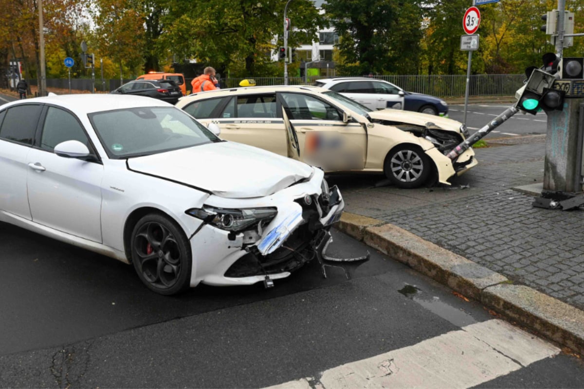 Heftiger Crash Auf Leipziger Kreuzung: Alfa Rammt Taxi, Ampelmast Fällt Um