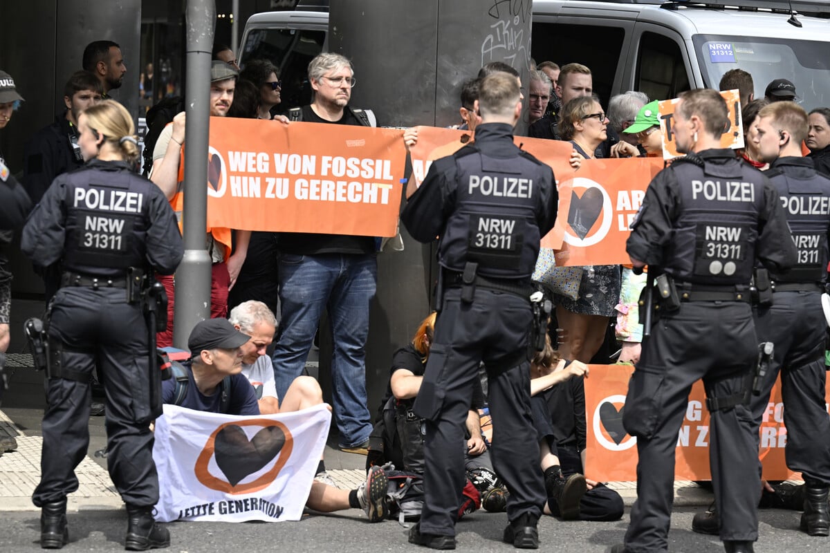 Polizei zieht "Letzte Generation"-Aktivisten von der Straße