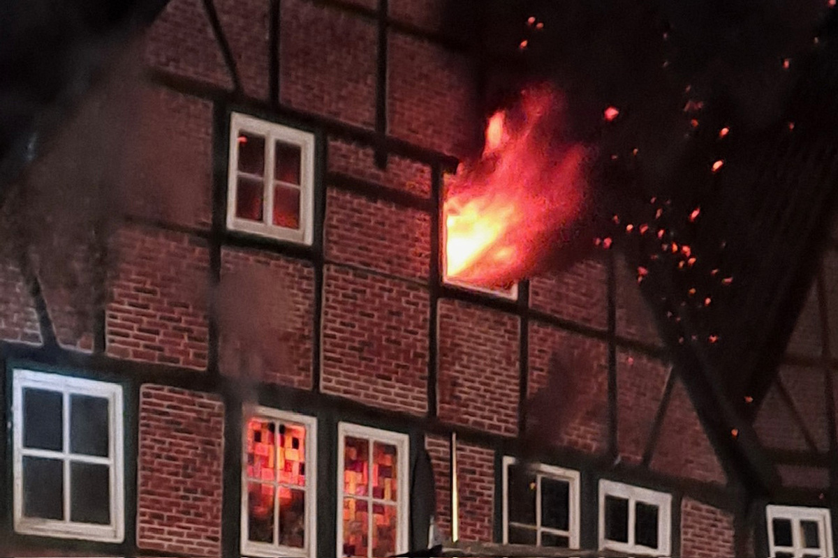 Historisches Gebäude brennt nieder: Feuerwehrmann verletzt