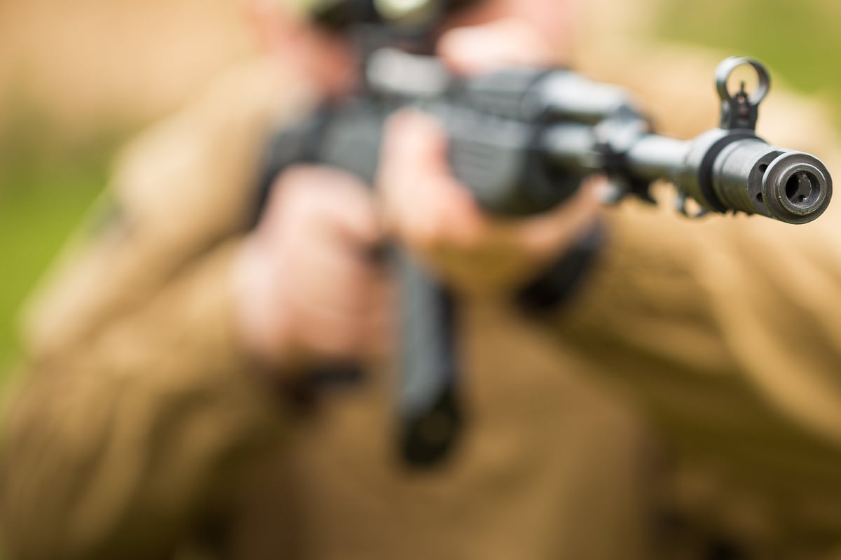 Mann traut Augen und Ohren nicht: Wer hat mit Luftgewehr in sein Schlafzimmer geschossen?