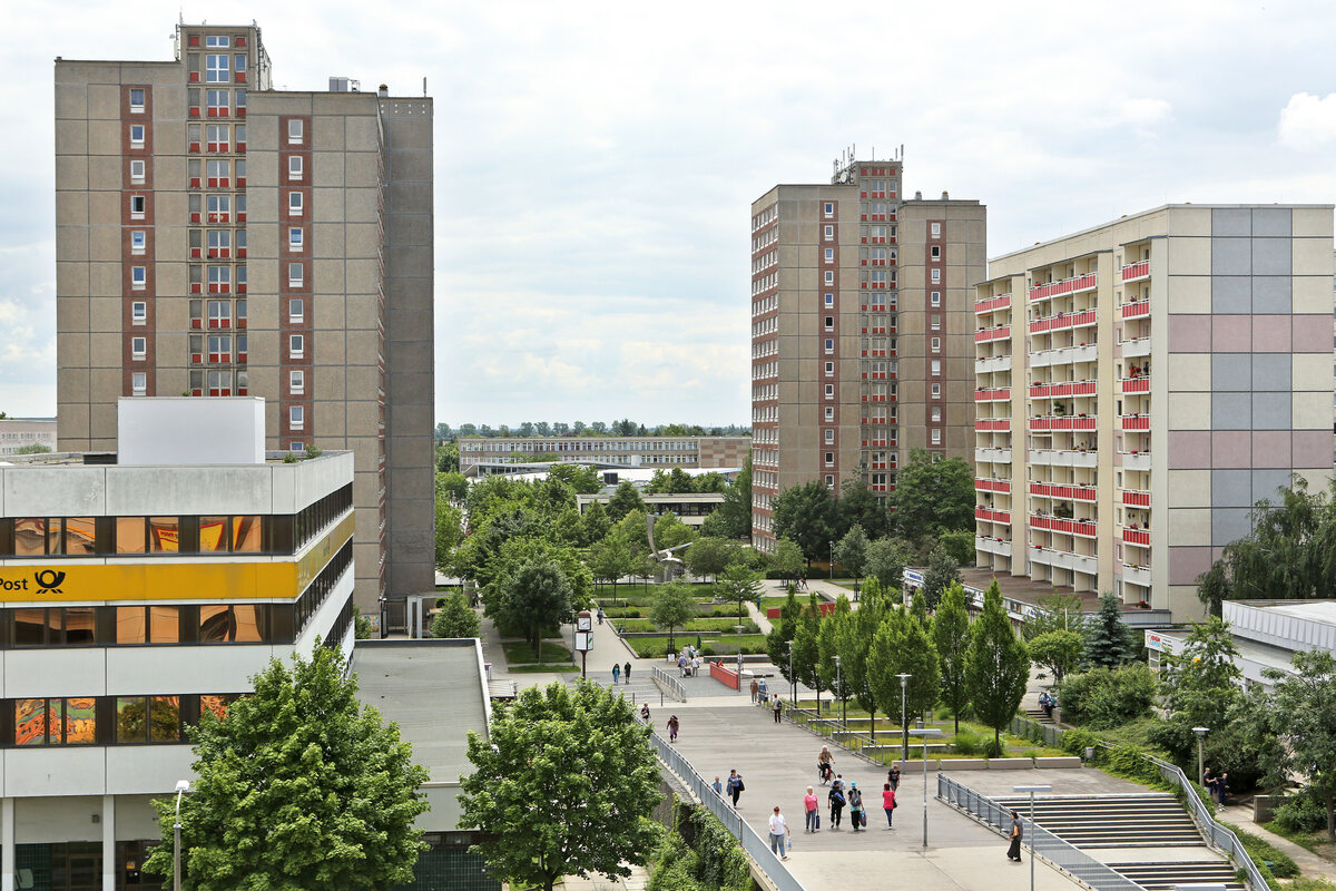 LeipzigGrünau Zwölfjähriger in Hochhaus gebracht, ausgezogen und