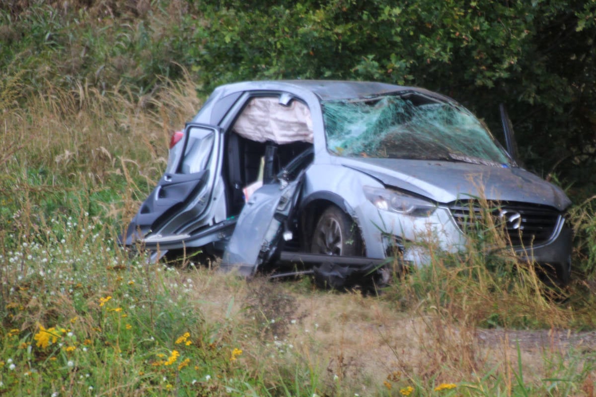 Heftiger-Crash-auf-der-Landstra-e-Mazda-berschl-gt-sich-mehrfach
