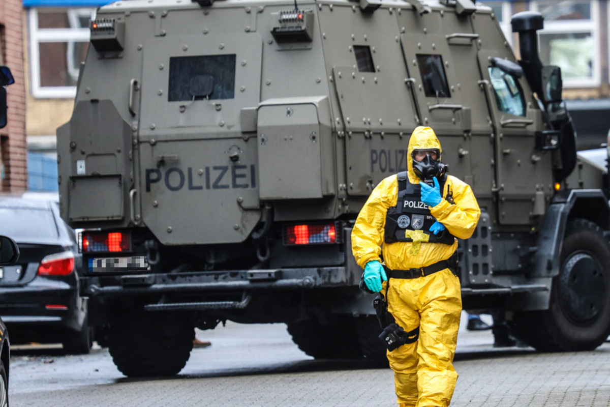Polizei nimmt Drogenlabor mit Panzerwagen und SEK-Kommando hoch
