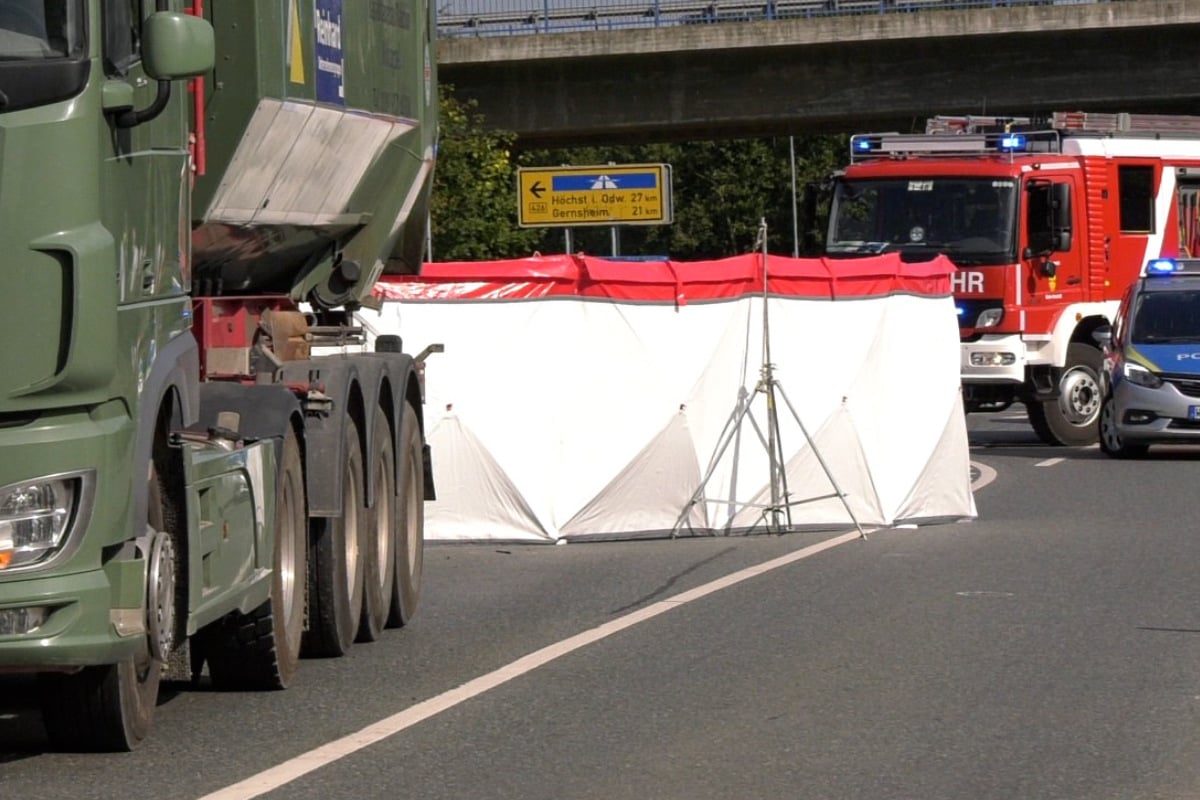 radfahrerin stosst mit laster zusammen 23 jahrige stirbt an unfallstelle tag24