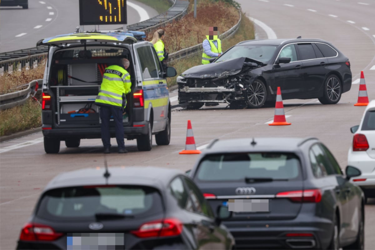 BMW kracht auf A4 in Leitplanke: Stau-Gefahr!