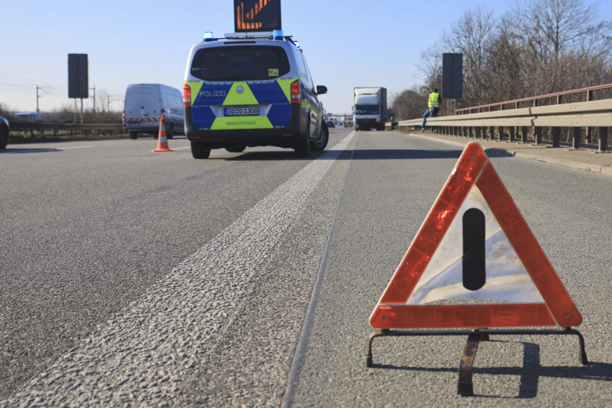 Unfall Auf Der A14 Bei Leipzig: Laster Kollidiert Mit Leitplanke Und ...