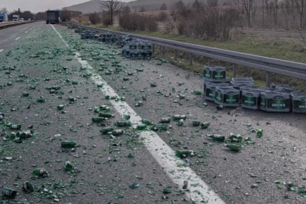 Überall Scherben: Trümmerfeld aus Bierpullen legt Autobahn lahm