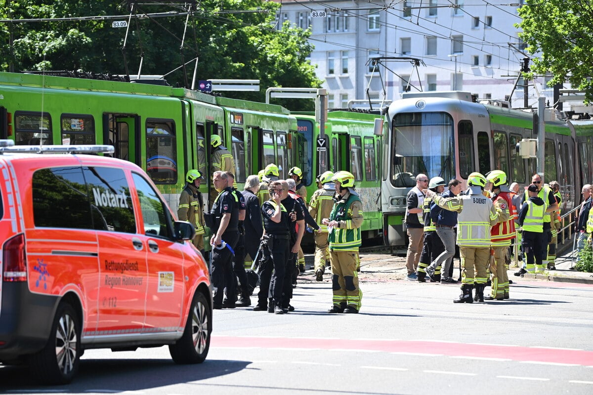 Stadtbahnen krachen gegeneinander: Zahlreiche Fahrgäste bei Unfall verletzt