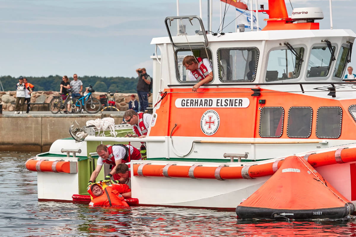 Sportboot kentert mit Vater und Sohn: Großer Rettungseinsatz auf Ostsee
