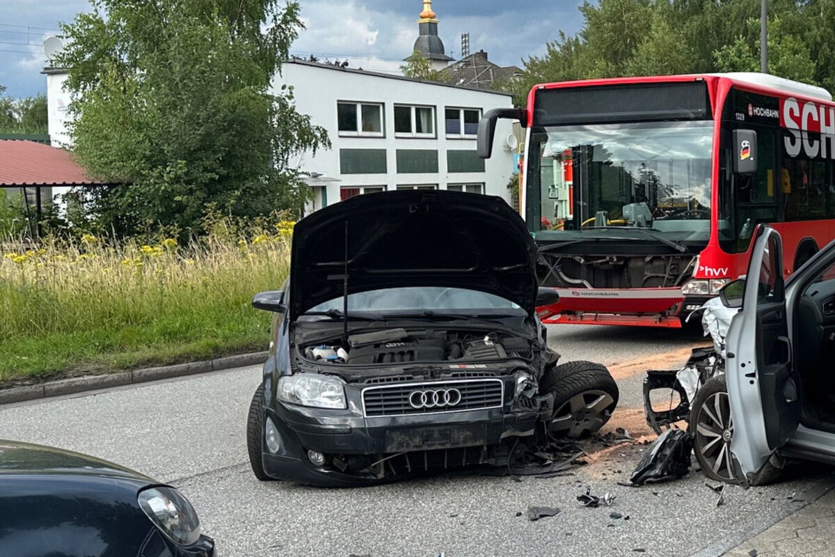 Crash mit zwei Autos und einem Linienbus: Drei Verletzte in Hamburg