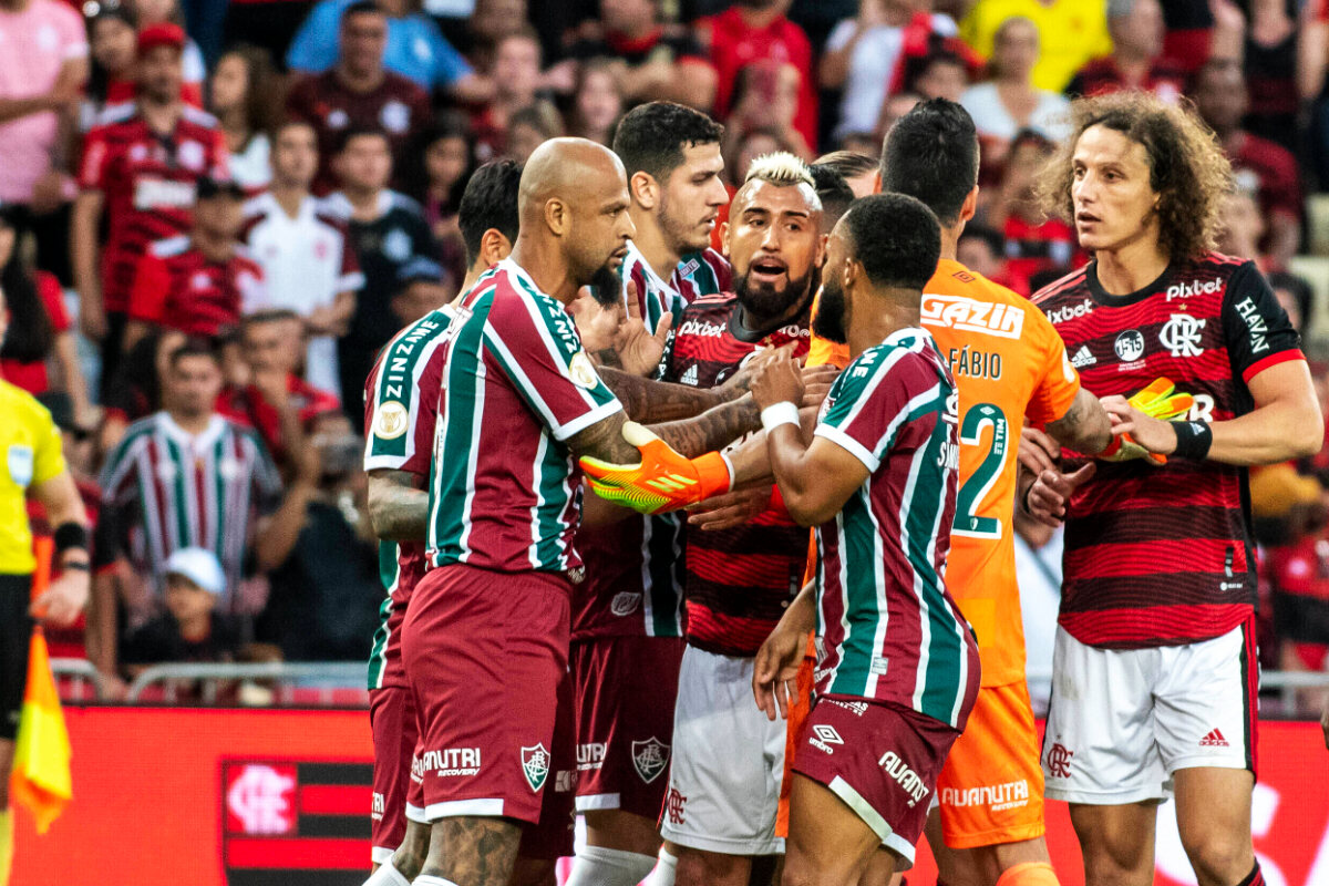 Rudelbildung und fünf Platzverweise in hitzigem Stadtderby: Spitzenspiel  zwischen Flamengo und Fluminense Rio de Janeiro eskaliert!