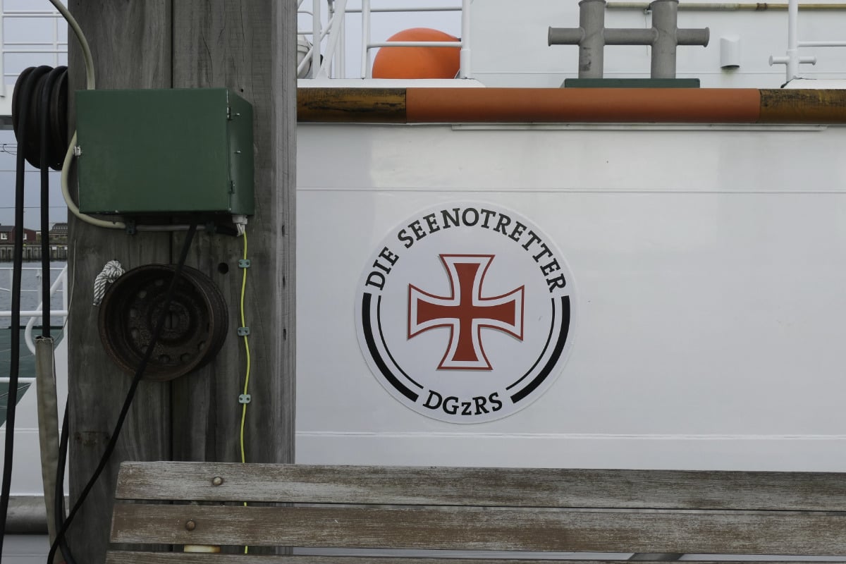 Vater stürzt bei Segelausflug ins Wasser! Kinder setzten Notruf ab und retten ihm das Leben