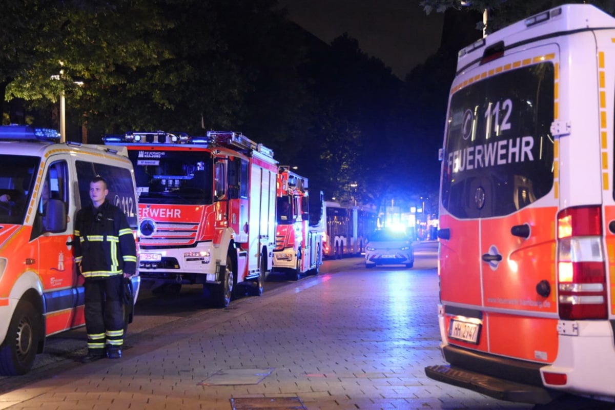 Mann-f-llt-ins-Gleisbett-und-wird-von-U-Bahn-berrollt-Tot