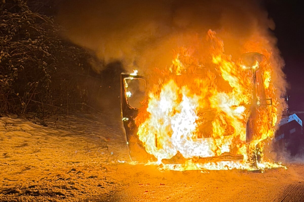 Transporter-geht-in-Flammen-auf-Fahrer-bringt-sich-rechtzeitig-in-Sicherheit