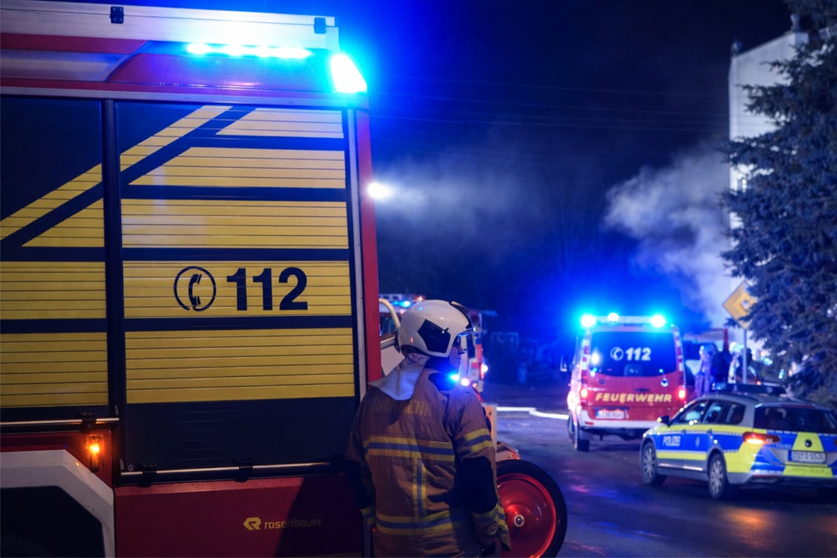 Starke-Rauchentwicklung-Feuerwehr-r-ckt-zu-einer-Wohngruppe-aus