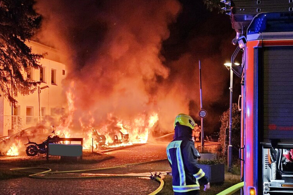 Schon wieder! Etliche Autos vor Berliner Gefängnissen abgefackelt